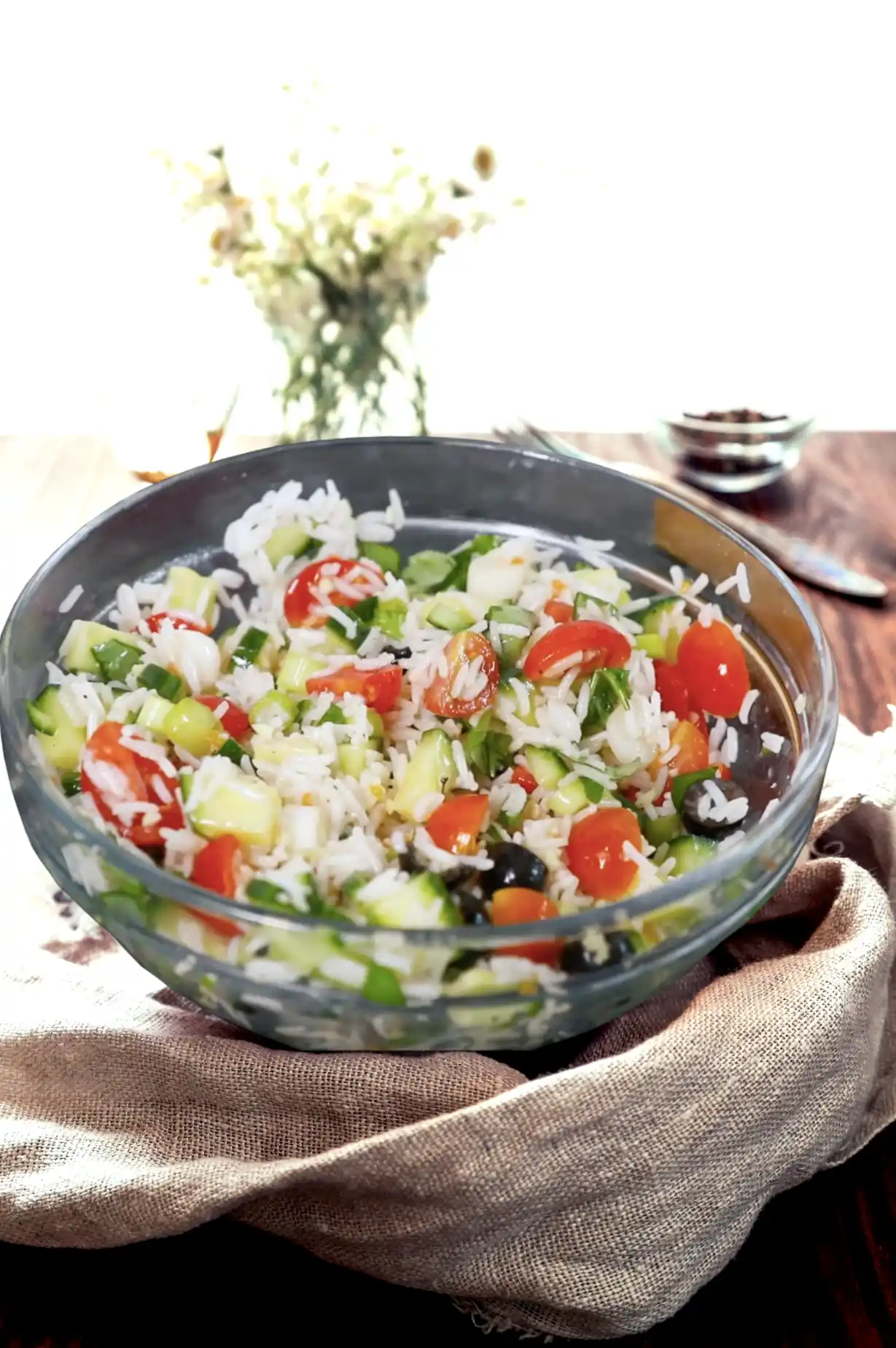 Verduras con ajo, un plato vegetariano ayurvédico saludable, rico en nutrientes y perfecto para una dieta vegana refrescante.